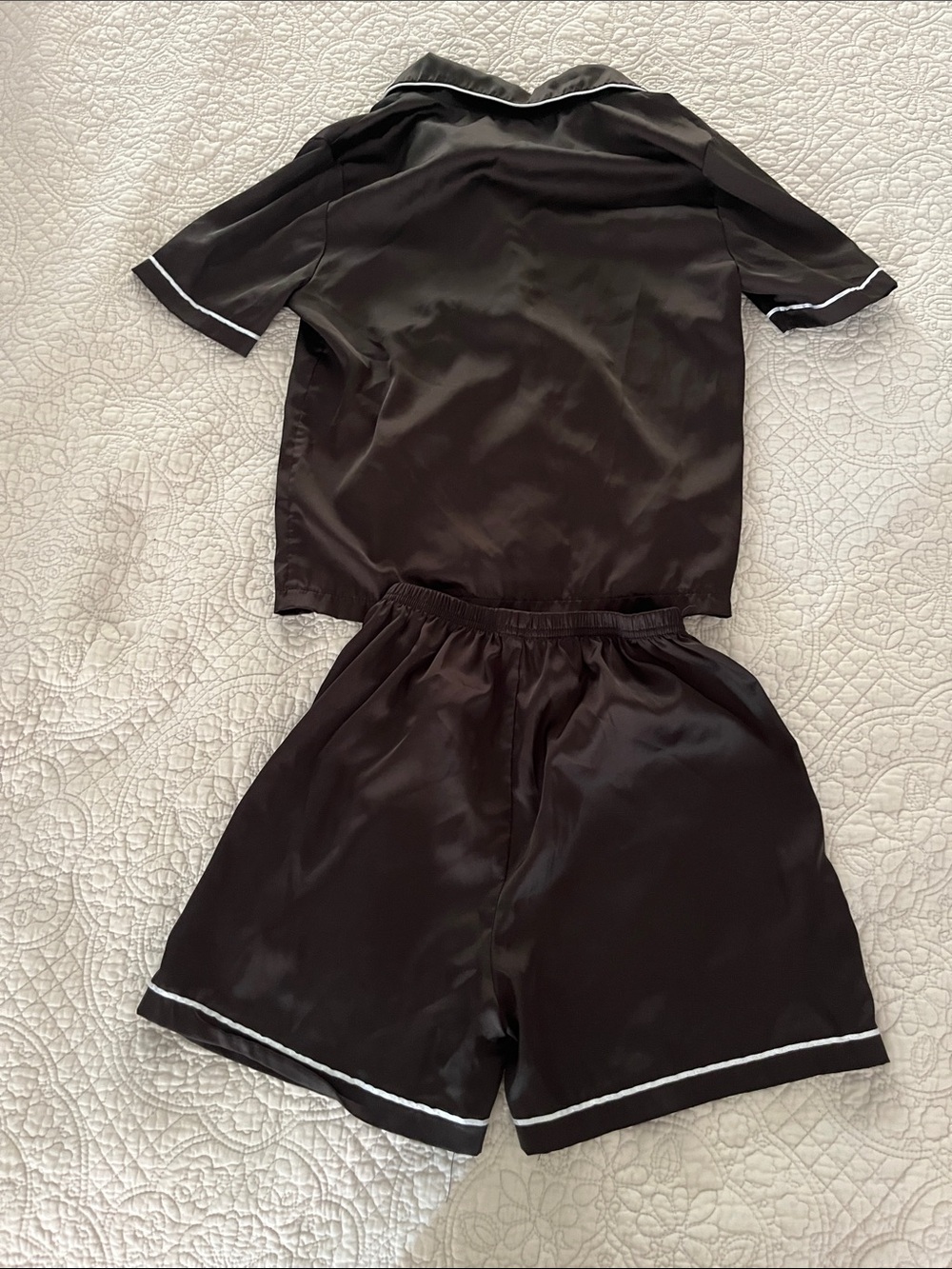 Silky Black Pajama Set with Contrast Piping - Picture 3 of 3